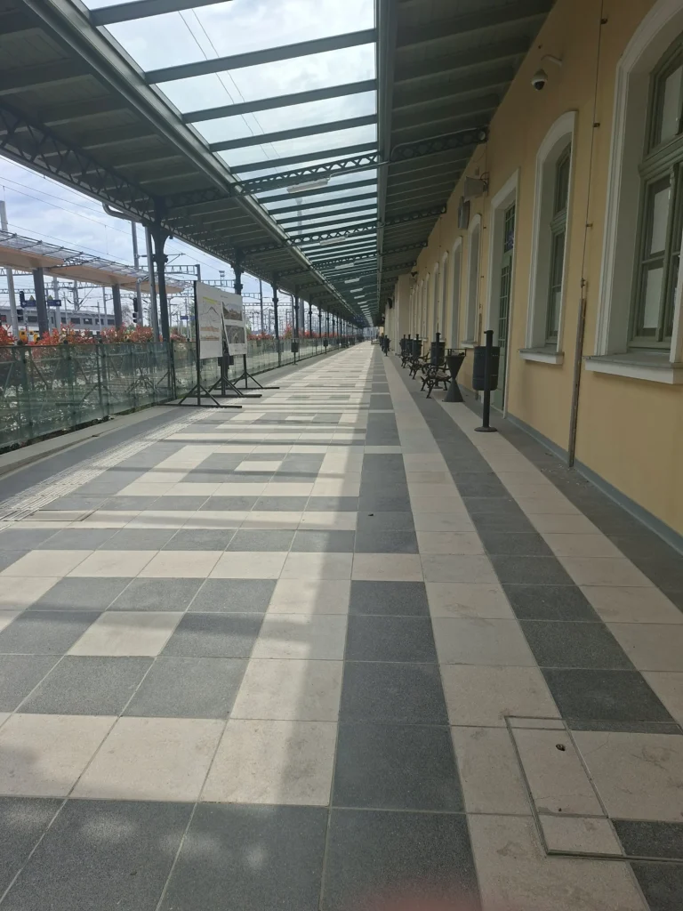 Pogled duž perona Železničke stanice u Subotici sa ugrađenim teraco pločama