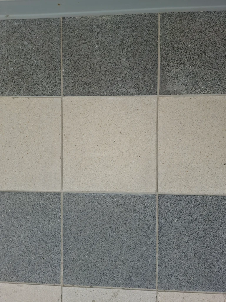 Kombinacija svetlih i tamnih teraco ploča na peronu stanice u Subotici