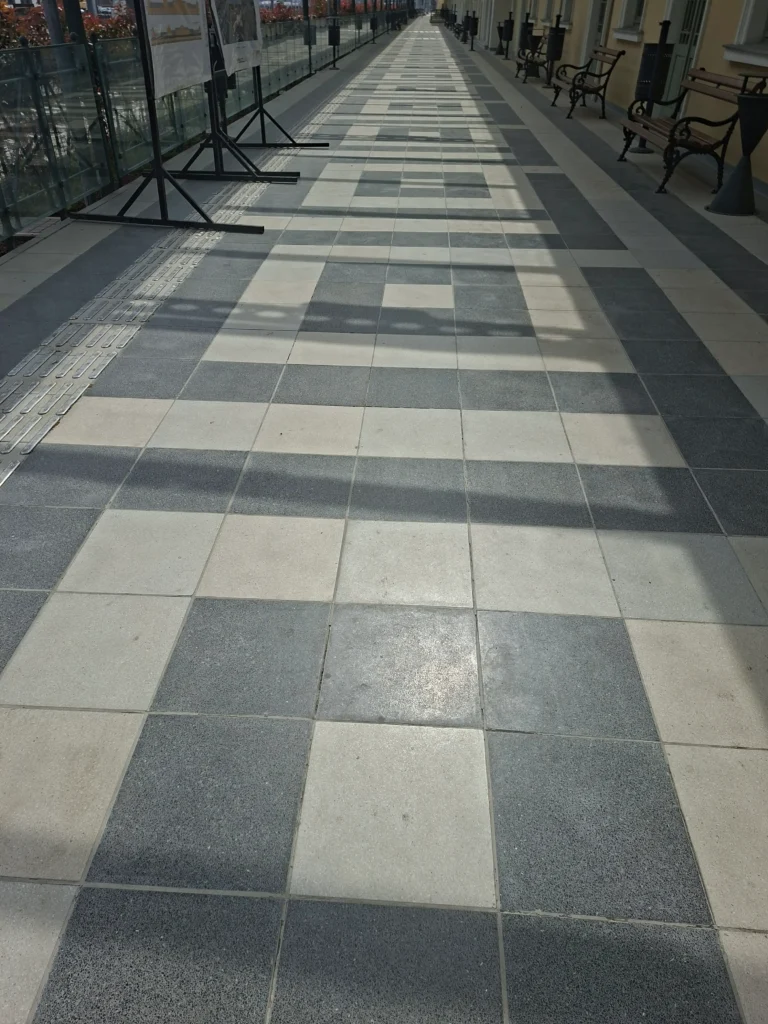 Teraco ploče i taktilna staza duž perona Železničke stanice u Subotici