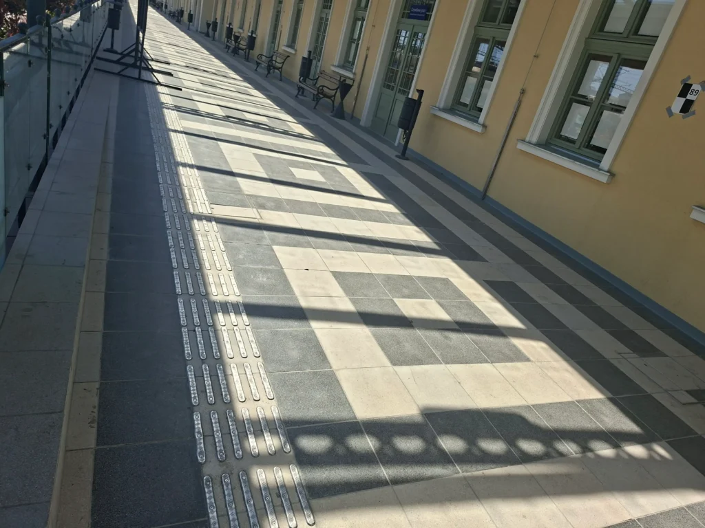 Teraco ploče na peronu Železničke stanice u Subotici sa taktilnom stazom